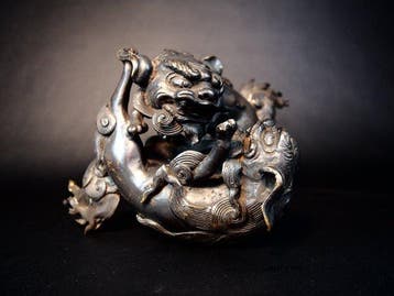 Playful Shishi , Two Intertwined Guardian Lions - Beeld