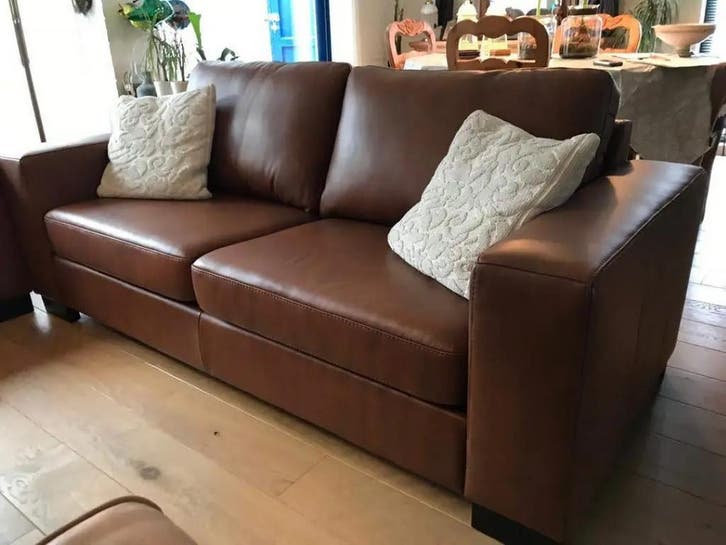 2.5-zits bank met houten poten - bruin leer, Antiek en Kunst, Antiek | Meubels | Stoelen en Sofa's, Ophalen of Verzenden