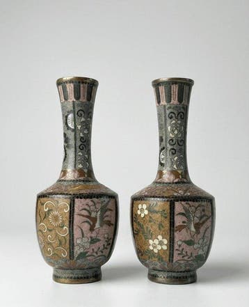Paar fijne Japanse cloisonné-emaille balustervazen uit de