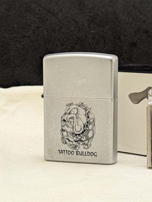 Zippo - Tattoo Bulldog - 2004 Street Chrome - Collectible, Verzamelen, Rookartikelen, Aanstekers en Luciferdoosjes