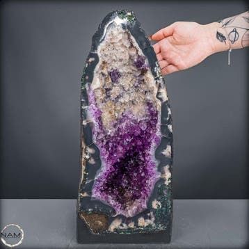 Zeldzame amethistdruse met calciet- en chalcedoonkristallen