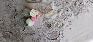 Prachtige trousseau-handdoek met handgeborduurde motieven