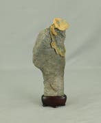 Steen - Suiseki  Kurami Stone 0,8 kg met houten standaard, Antiek en Kunst