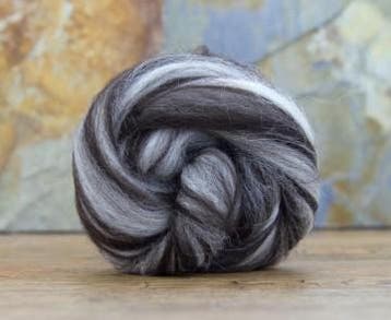 Ruim 30 verschillende naturel lontwol kleuren., Hobby en Vrije tijd, Spinnewielen en Spinnen, Verzenden, Nieuw, Spinwol
