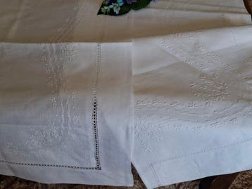 Drap élégant avec de grandes taies doreiller ornées de
