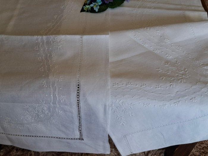 Drap élégant avec de grandes taies doreiller ornées de, Antiquités & Art, Tapis & Textile