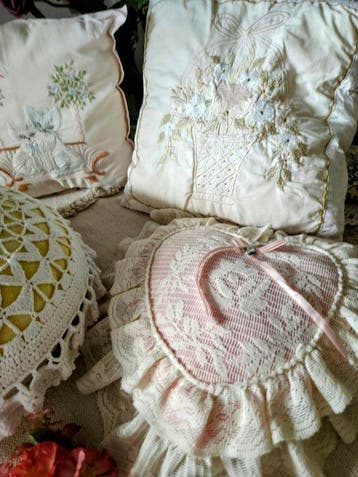 Set aus 4 dekorativen Vintage-Kissen – Handgestickt &