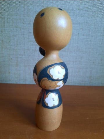 Deux kokeshi vintage expressives par un lauréat japonais,