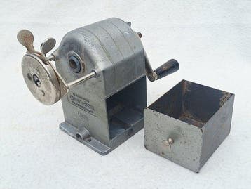 Caran dAche ( type 455 ) - Puntenslijper Art Deco