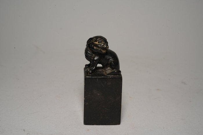 19e–20e eeuwse zegel van zwarte steen met leeuwenkroon, Antiquités & Art, Antiquités | Autres Antiquités