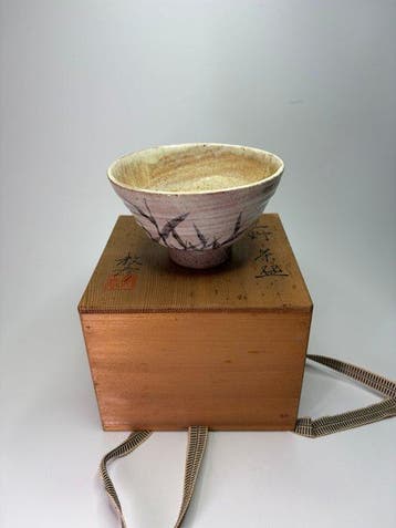 Japanse Shino-ware chawan met ontwerp van bamboeblad -
