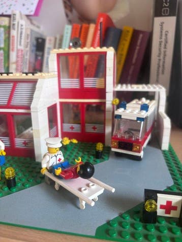 Lego Set - 6380 - City - Hospital with Ambulance