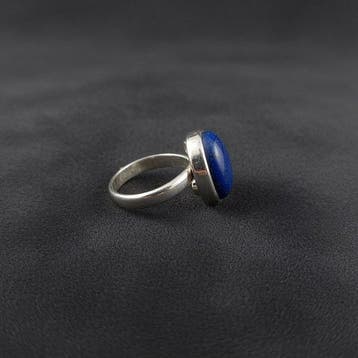 Bague en lapis-lazuli saupoudré de pyrite. Montage sur