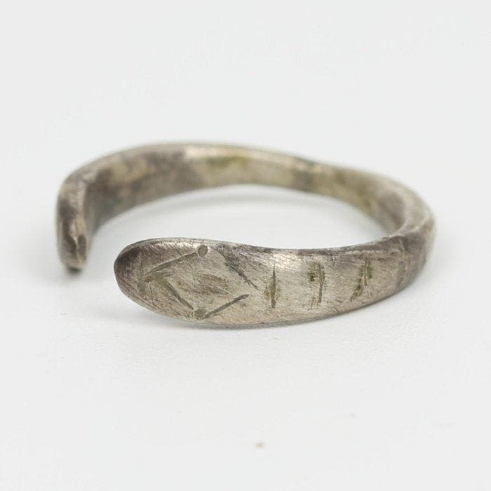 Oud-Romeins Zilver Ring met slangvormige uiteinden (Zonder, Verzamelen, Mineralen en Fossielen