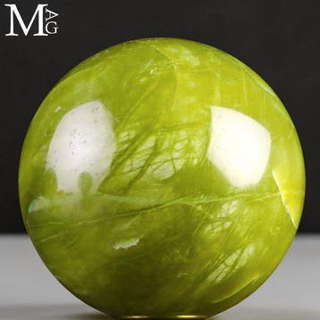 Levendige chartreuse-geelgroene serpentijn Gepolijste Bol -