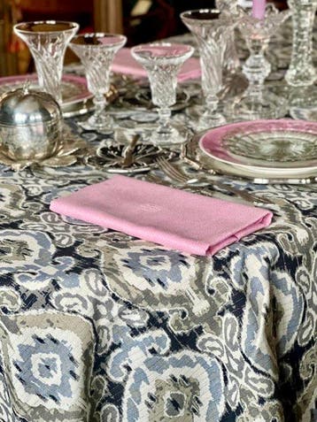 Tafelkleed met een etnisch ikat-ontwerp op linnen, prachtige