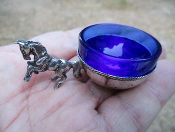 Zoutvat (2) - Paar salerons. Italië, Zilver 800. Paard