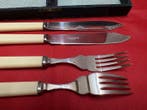 T.A. Osborne LTD - Service de table pour le dîner (12) -