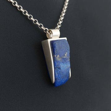 Uitzonderlijk stuk. Ruwe lapis lazuli. Aanwezigheid van