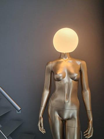 Hans Boodt - Mannequin - Kunstzinnige gouden mannequin/lamp, Antiek en Kunst