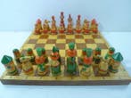 Ancien jeu déchecs type Matriochka avec échiquier coffret