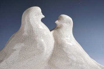 Sculpture, Art Deco keramisch beeld van twee duiven in