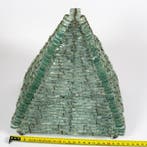 Figuur - Handgemaakte piramide met honderden glazen latjes