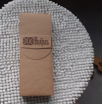 The Beatles Limited Edition Apple Watch” In Wooden Guitar, Nieuw in verpakking