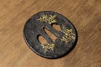 Tsuba met messinginleg en Nandina-motief met houten doos