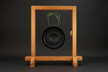Koper - Hangende bronzen gong (Dora) – houten standaard en