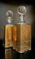 Karaf (2) - paar oude flessen whisky en brandy met gemalen