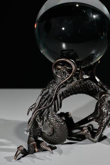 Brons - Een bronzen okimono van een opgerolde Ry-draak met