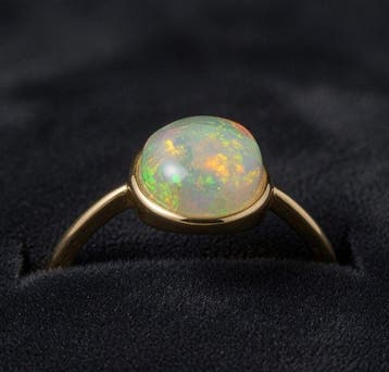 Welo-opaal uit Ethiopië. Prachtige, intense kleuren. Ring