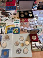 Wereld. Collection of coins and banknotes (Zonder