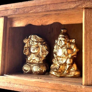Ebisu en Daikokuten metalen figuren in houten zushi-schrijn