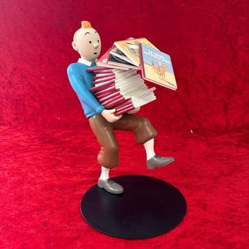 Kuifje Figurine Moulinsart 46964 - Tintin avec une pile de