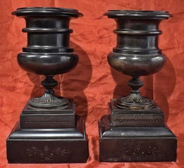 Chapiteau (2) - 1850-1900 - paire de vases en marbre noir, Antiquités & Art