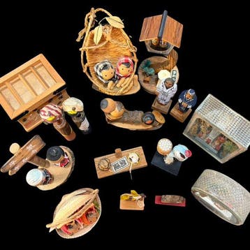 Set van 16 Japanse houten kokeshi-stijl souvenirfiguren -