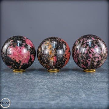 Natuurlijke rhodonietballen – Set van drie expressieve