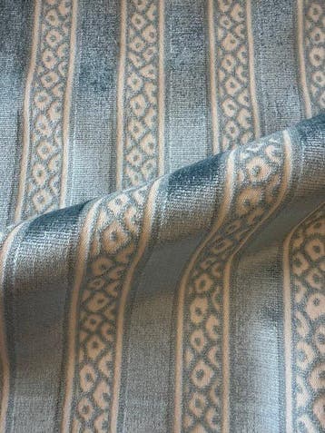 Prachtig jacquardfluweel in poederblauw op een lichte