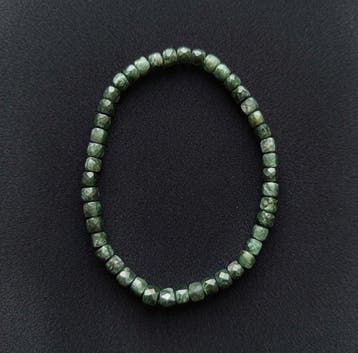 Armband van Siberische seraphinite. Facetgeslepen kralen.