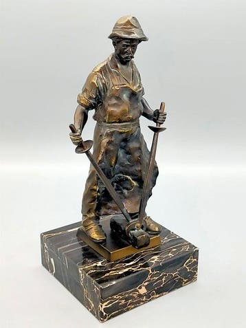Bronzierte Metallfigur – Schmied auf Marmorsockel - Figuur -