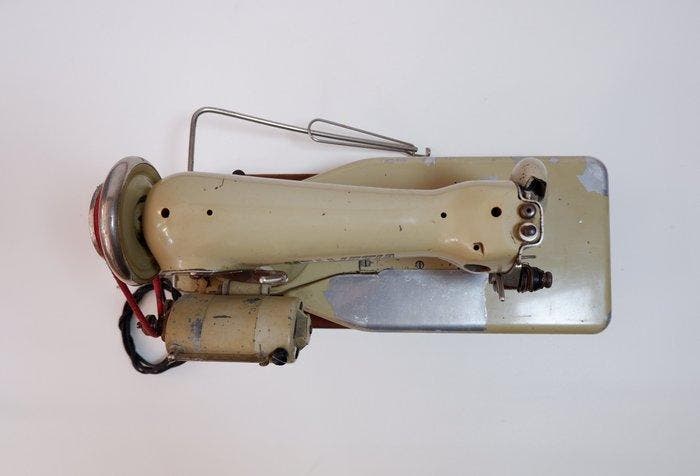 Helvetia Portable Machine à coudre - Métal, Antiek en Kunst, Kunst | Designobjecten
