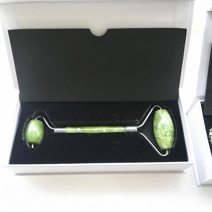 Jade roller gezichtsroller skin gym massage gezicht jaderoll, Handtassen en Accessoires, Uiterlijk | Lichaamsverzorging, Nieuw
