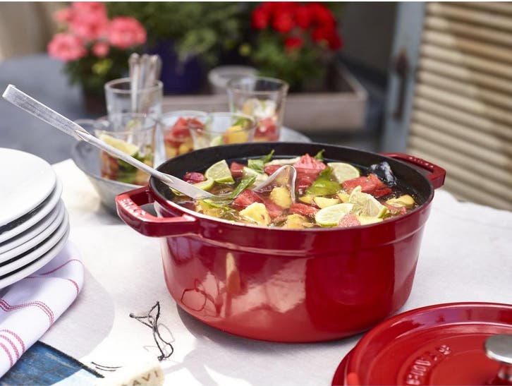 Staub Braadpan / Cocotte - Kersenrood - ø 24 cm / 3.8 liter, Maison & Meubles, Cuisine | Ustensiles de cuisine, Envoi