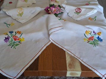 Delicaat tafellaken met veelkleurige bloemen, met de hand
