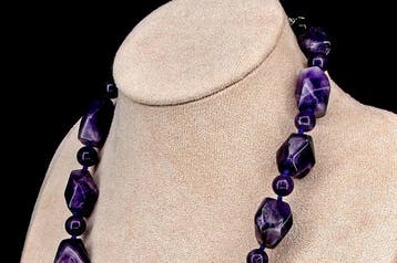Handgemaakte amethistketting met chalcedoongeode-hanger -