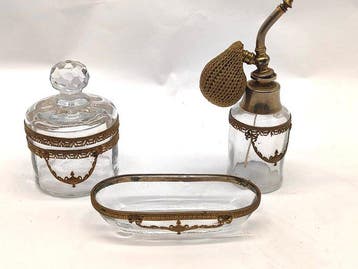 Napoleon III Toiletset (3) - Set met 2 flesjes en 1 schotel