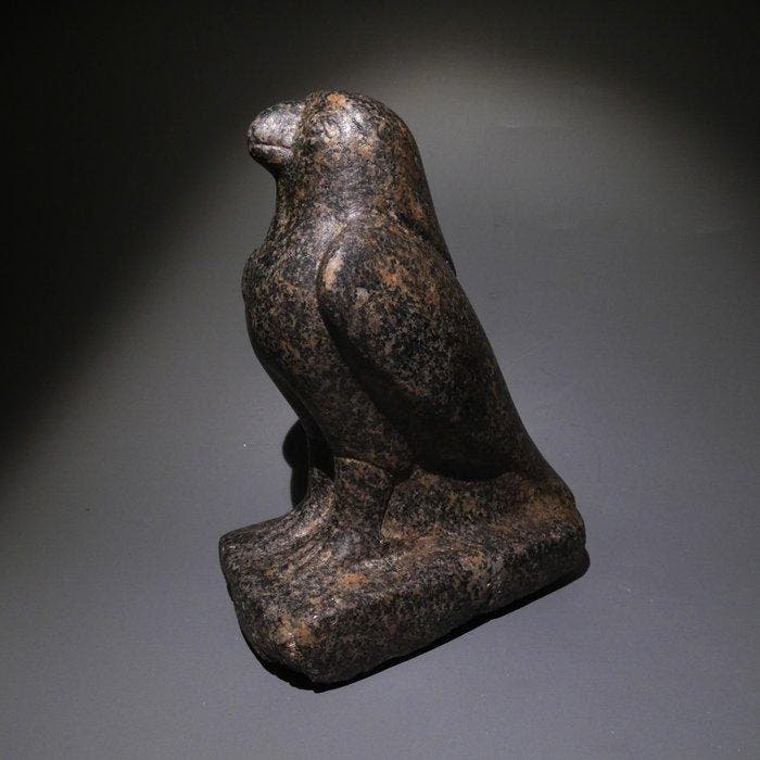 Oud-Egyptisch granodioriet Horusvalk-Sculptuur. 19,5 cm, Collections, Minéraux & Fossiles