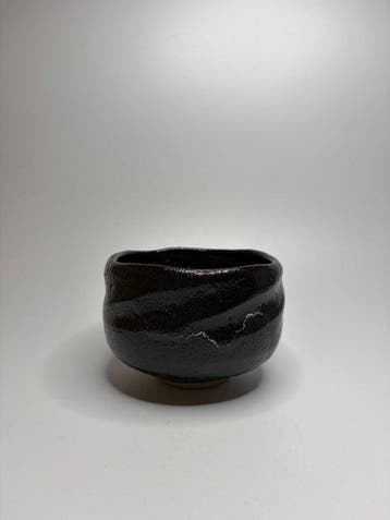 Japanse Zwarte Chawan door Keiraku () – Expressieve Zwarte